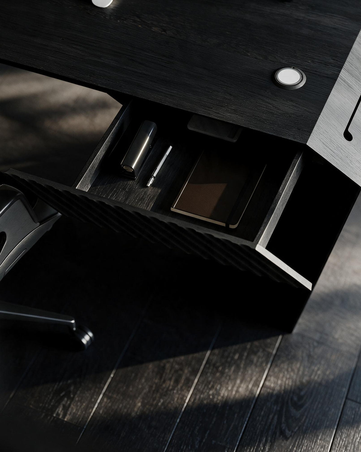 EDELHOLZ DeskPRO Schreibtisch in Midnight Noir, Detail der geöffneten CenterDRAW Schublade von schräg unten [finish:midnight-noir]