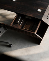 EDELHOLZ DeskPRO Schreibtisch in Smoked Amber, Detail der geöffneten CenterDRAW Schublade von schräg unten [finish:smoked-amber]