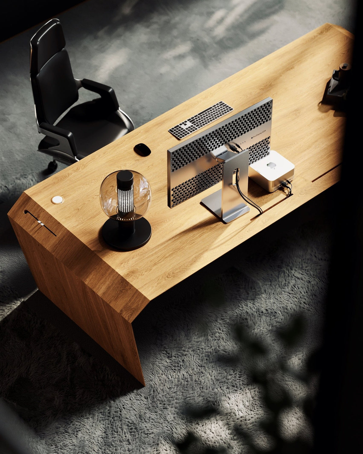 EDELHOLZ DeskPRO Schreibtisch in Golden Timber, Vogelperspektive auf die Tischplatte mit Monitor, Tastatur, Tischleuchte und Bürostuhl [finish:golden-timber]