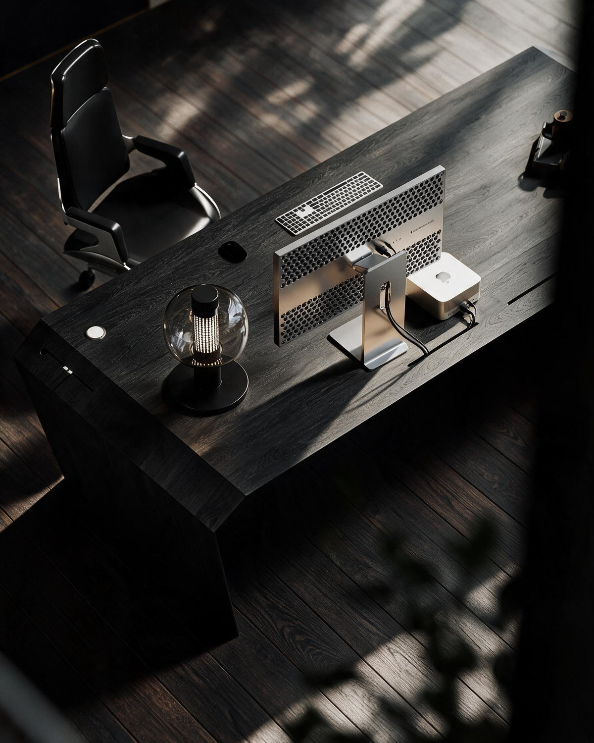 EDELHOLZ DeskPRO Schreibtisch in Midnight Noir, Vogelperspektive auf die Tischplatte mit Monitor, Tastatur, Tischleuchte und Bürostuhl [finish:midnight-noir]