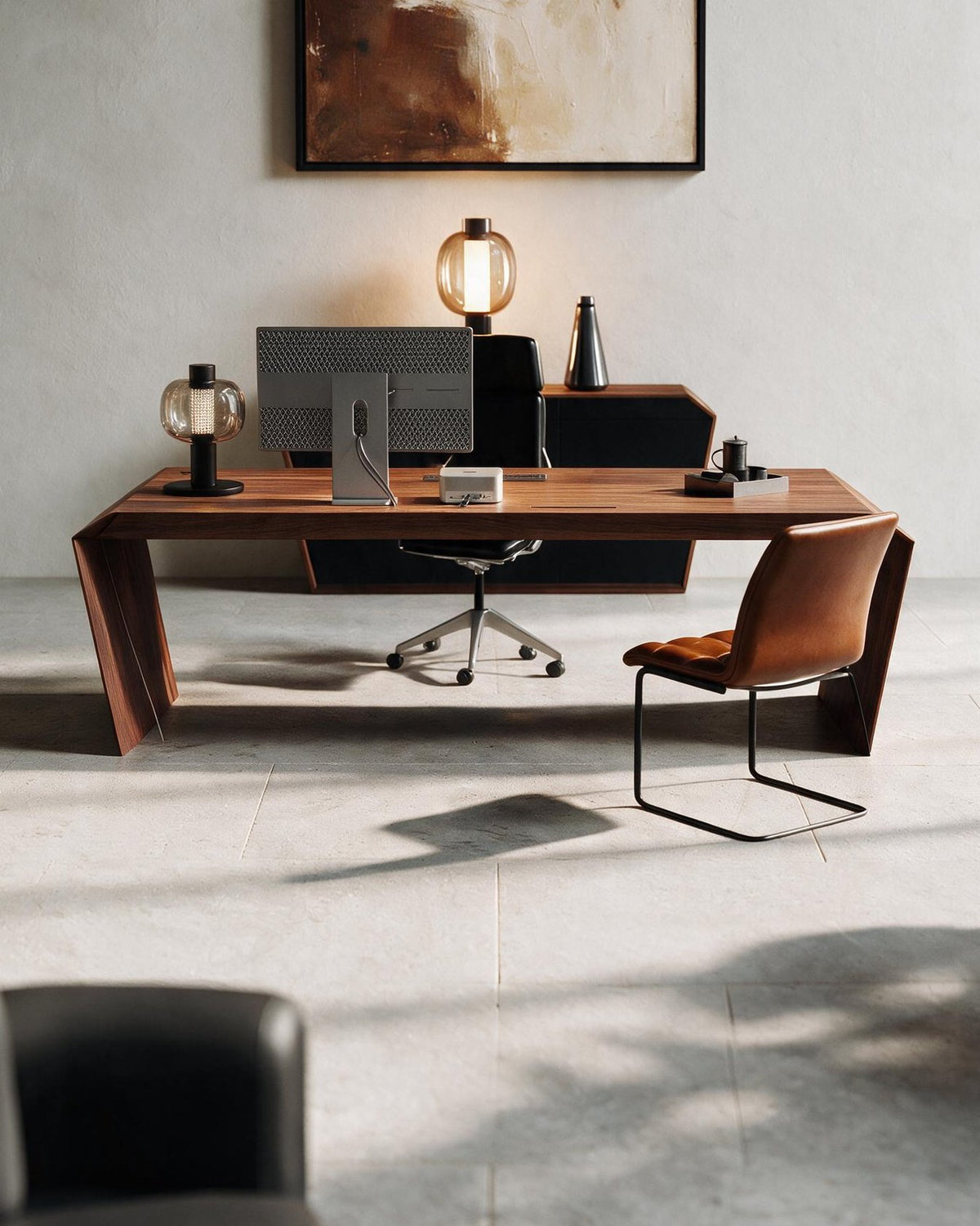 EDELHOLZ DeskPURE Schreibtisch in Deep Walnut, Frontalansicht mit Monitor, Tischleuchte und Freischwinger [finish:deep-walnut]