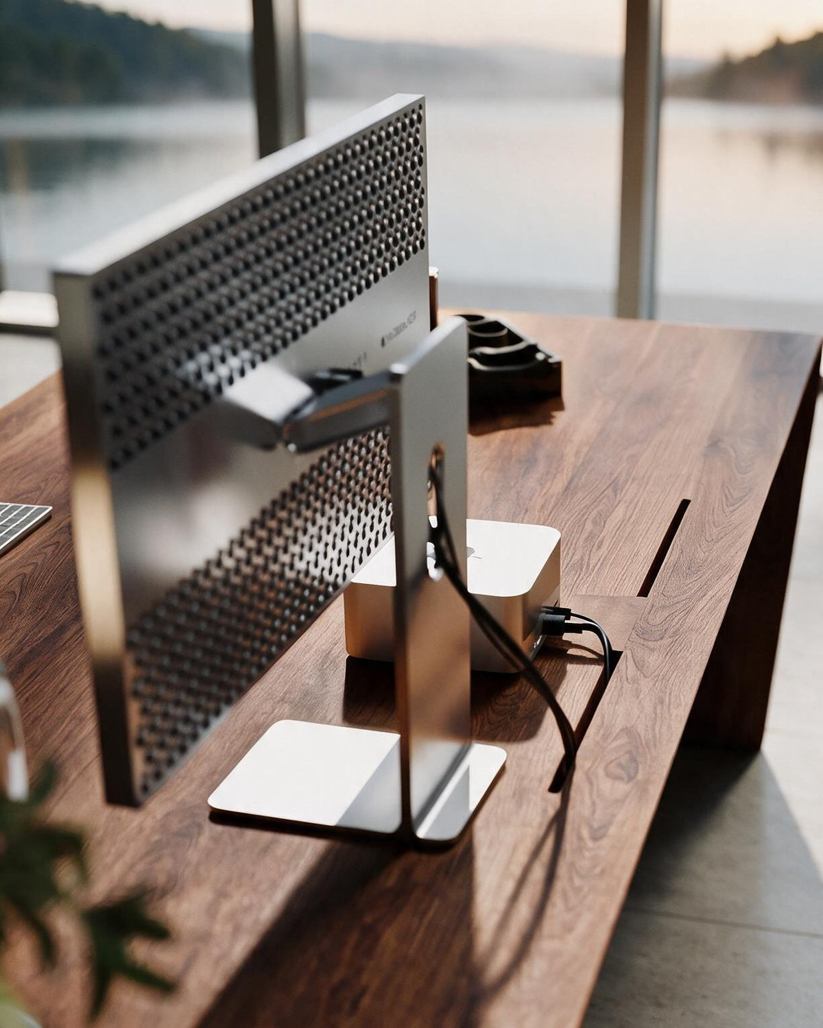 EDELHOLZ DeskPURE Schreibtisch in Deep Walnut, Nahaufnahme der Tischplatte mit Monitor, Tastatur und Waterfall-Kante [finish:deep-walnut]