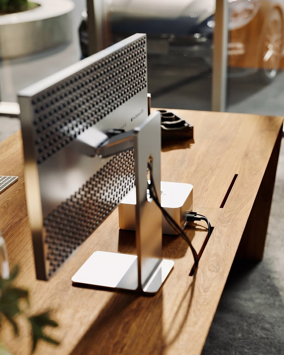 EDELHOLZ DeskPURE Schreibtisch in Golden Timber, Nahaufnahme der Tischplatte mit Monitor, Tastatur und Waterfall-Kante [finish:golden-timber]
