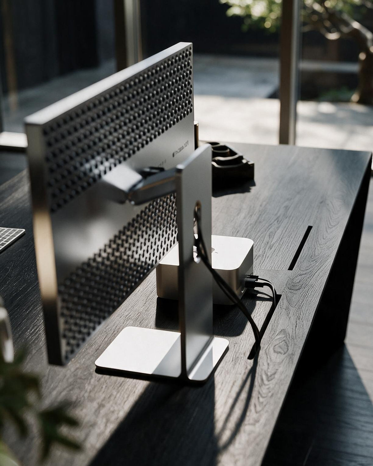 EDELHOLZ DeskPURE Schreibtisch in Midnight Noir, Nahaufnahme der Tischplatte mit Monitor, Tastatur und Waterfall-Kante [finish:midnight-noir]