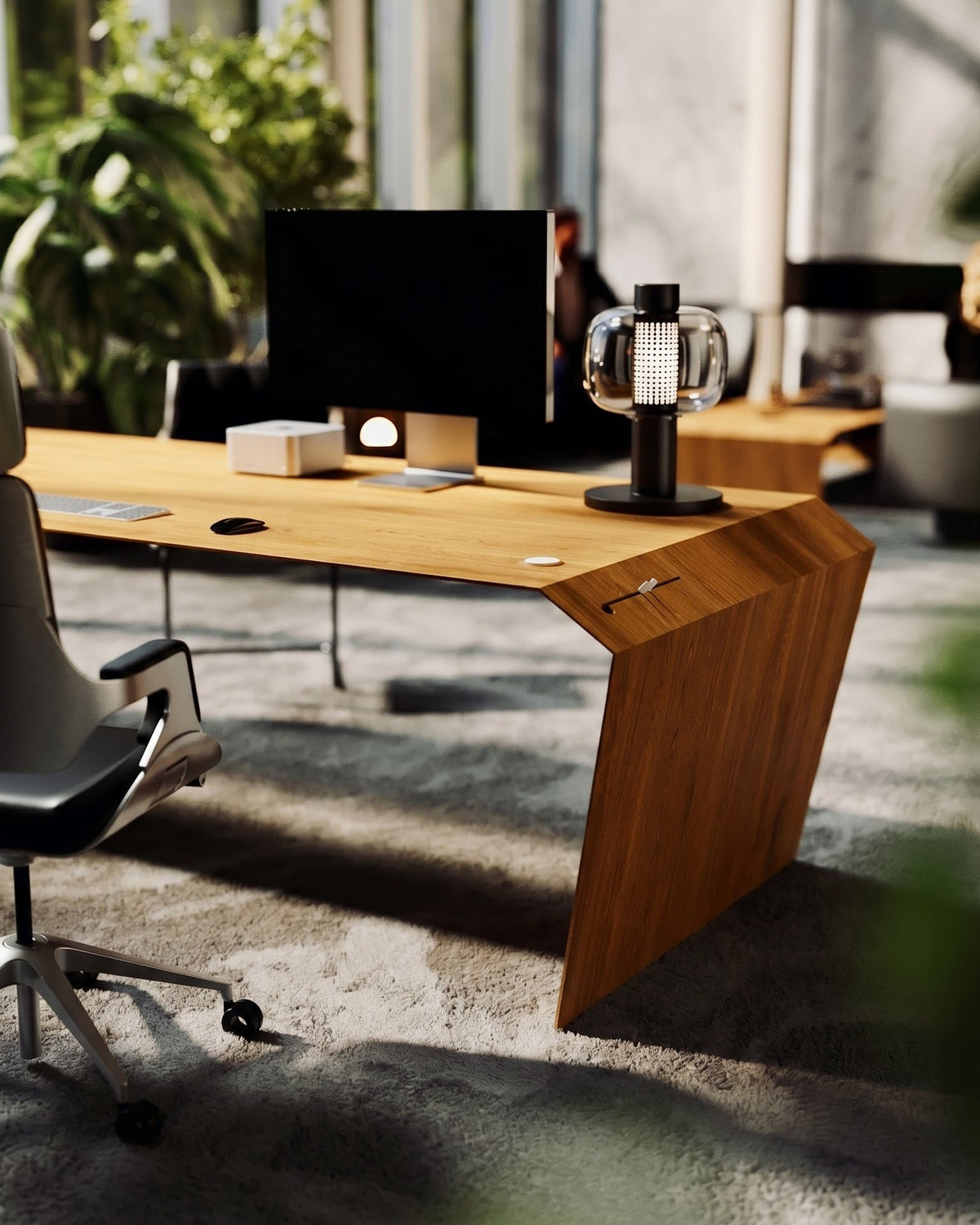 EDELHOLZ DeskPURE Schreibtisch in Golden Timber, Raumansicht mit Bürostuhl, Monitor und Tischleuchte vor bodentiefen Fenstern [finish:golden-timber]