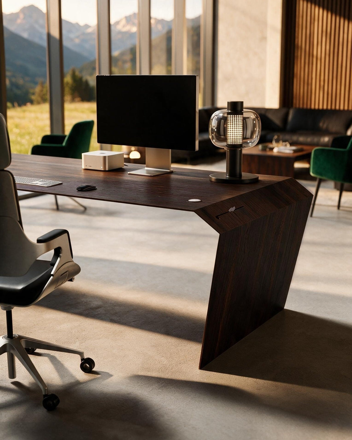 EDELHOLZ DeskPURE Schreibtisch in Smoked Amber, Raumansicht mit Bürostuhl, Monitor und Tischleuchte vor bodentiefen Fenstern [finish:smoked-amber]