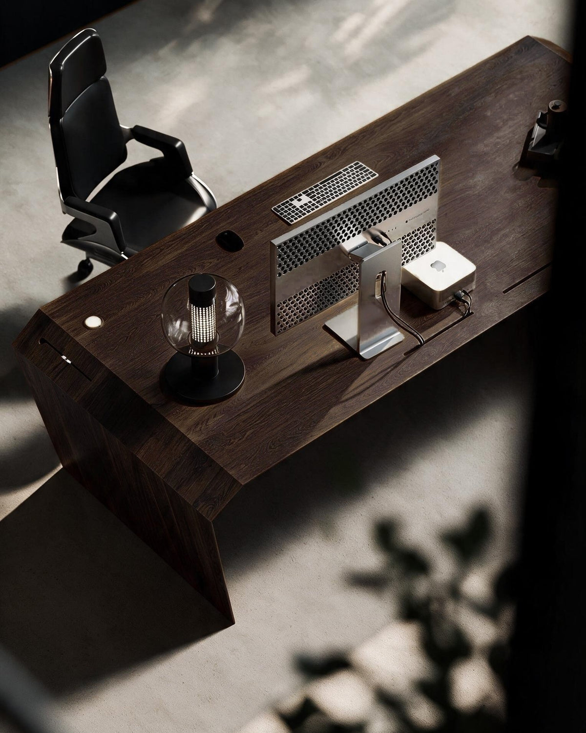 EDELHOLZ DeskPURE Schreibtisch in Smoked Amber, Vogelperspektive auf die Tischplatte mit Monitor, Tastatur, Tischleuchte und Bürostuhl [finish:smoked-amber]