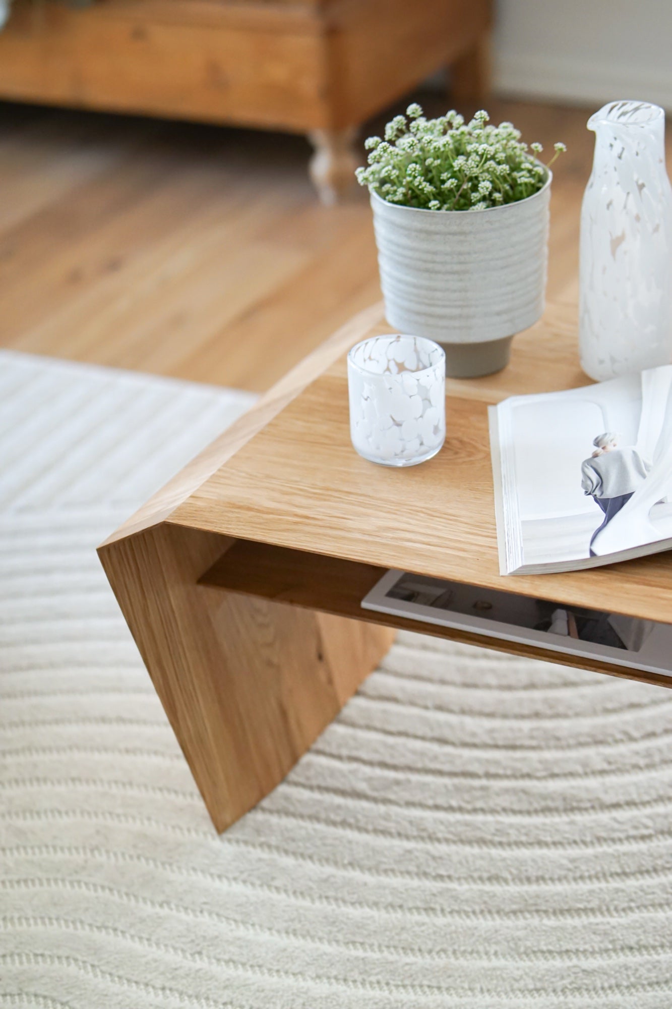 EDELHOLZ LoungePURE Couchtisch im Büro mit hellem Sideboard