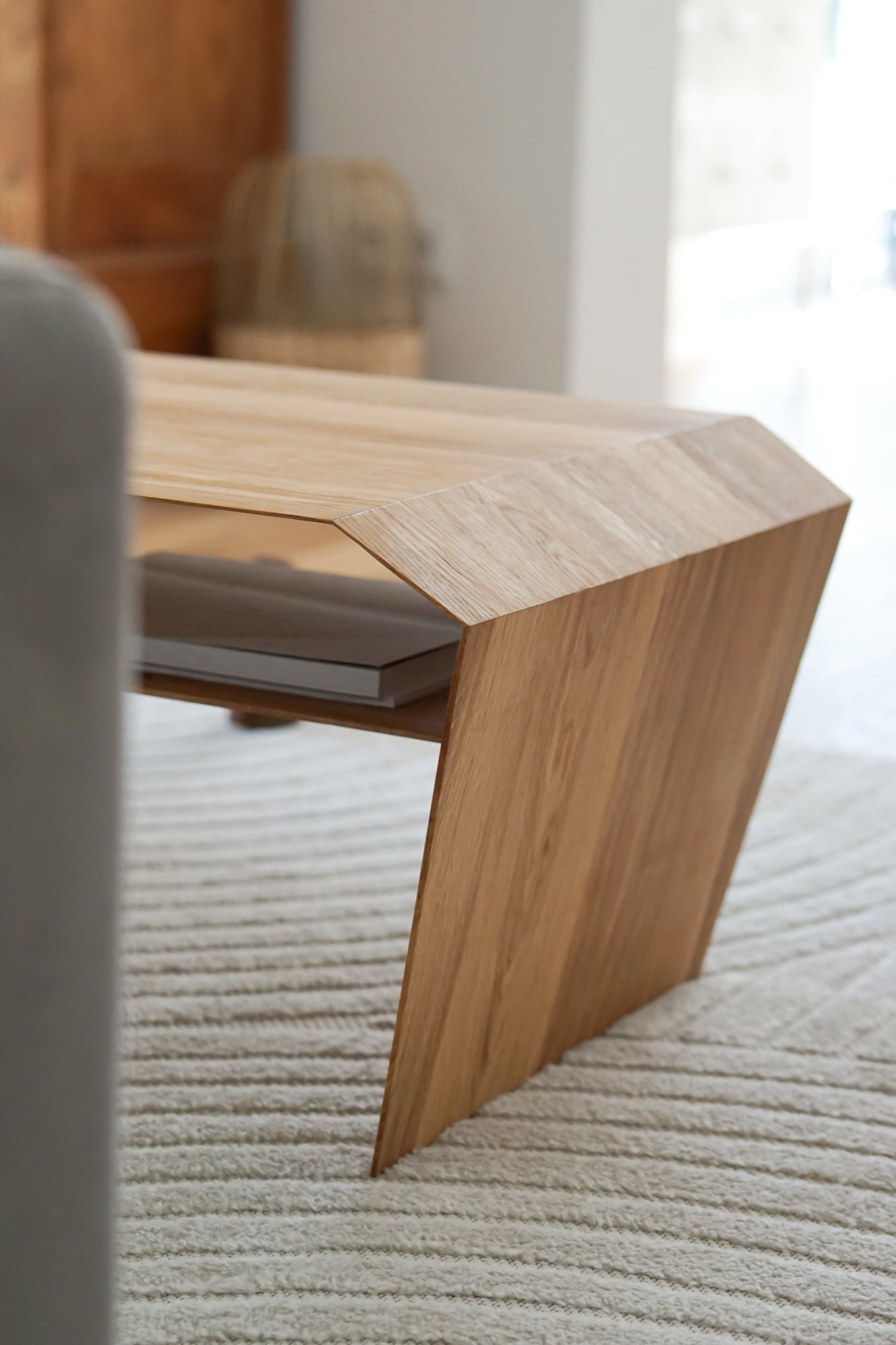 EDELHOLZ LoungePURE Couchtisch im Office-Kontext