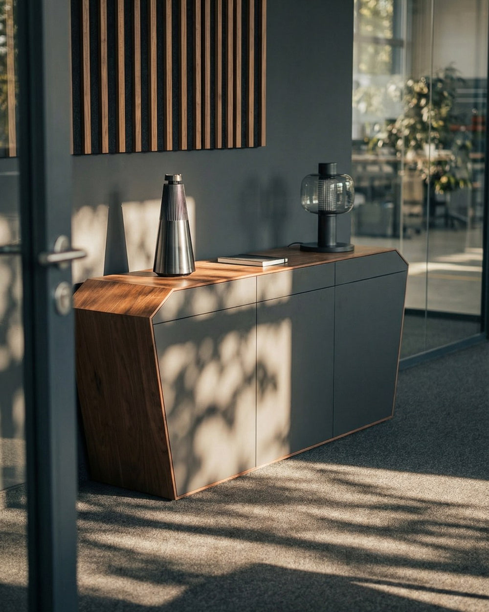 StudioPURE Sideboard aus Deep Walnut Massivholz im KERNWERK Elektro Empfangsbereich – ruhiger Stauraum für den Mittelstandsbetrieb