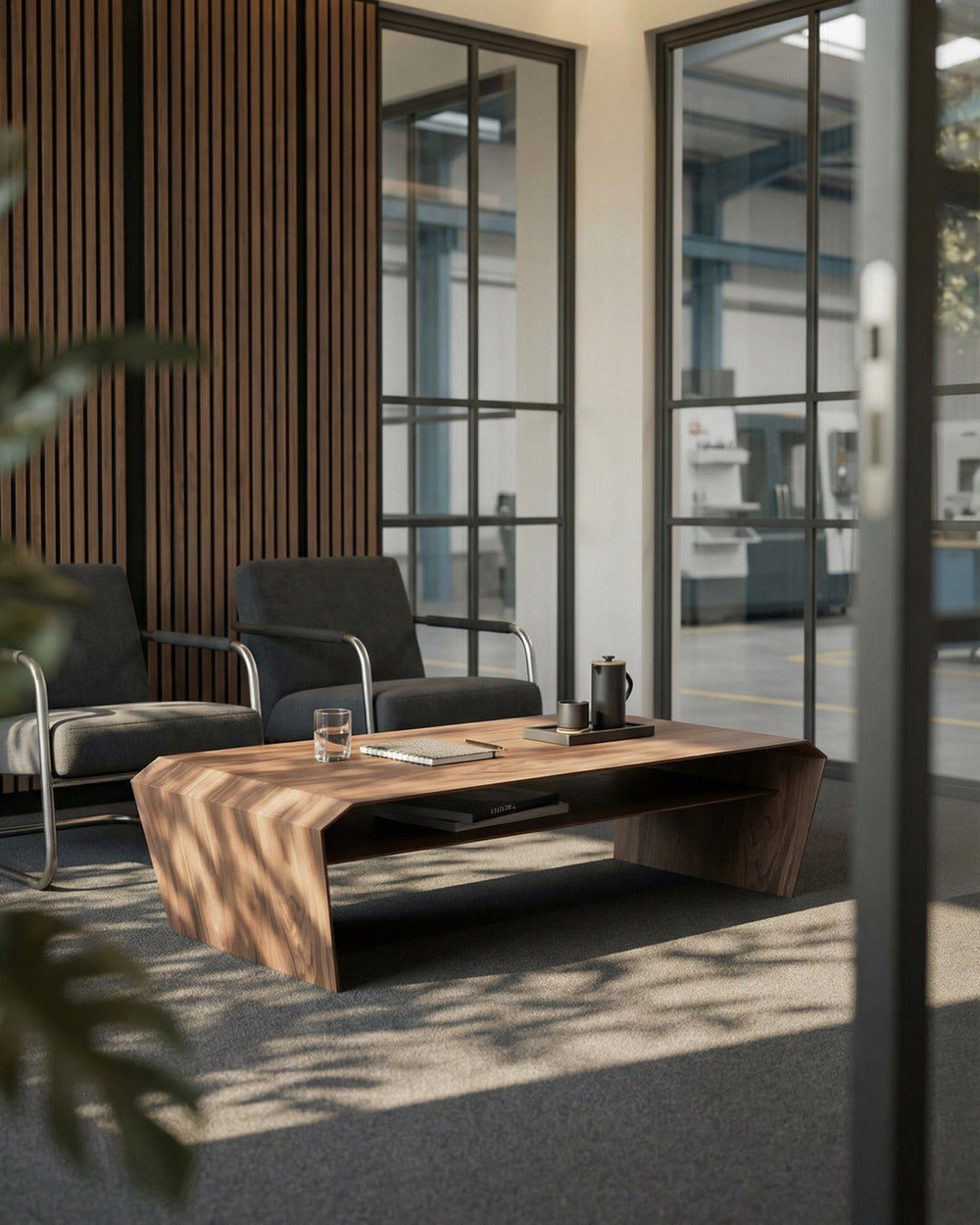 LoungePURE Couchtisch aus Deep Walnut mit Sesseln in der Empfangs-Lounge des KERNWERK Elektro Designoffice für Mittelstand