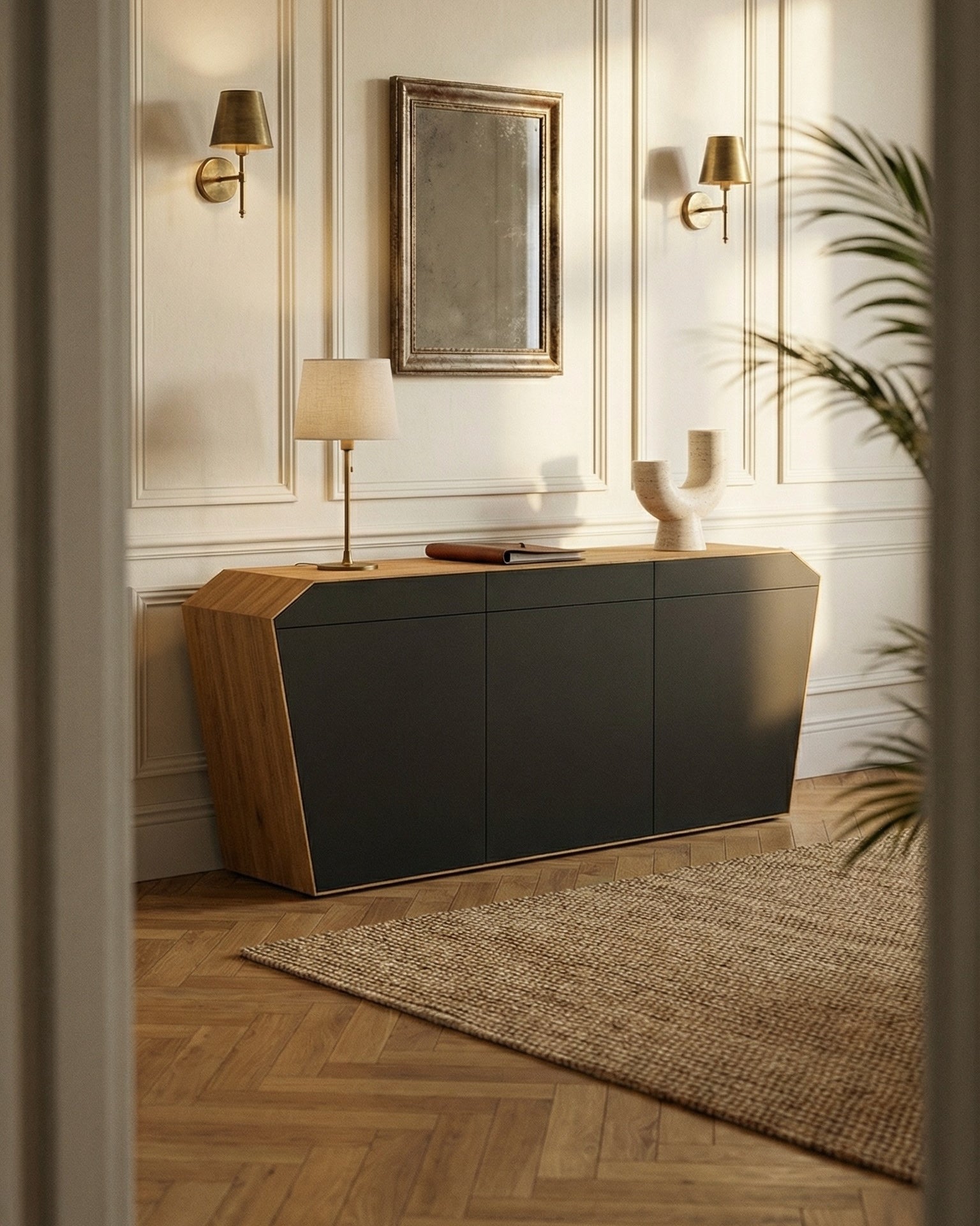 EDELHOLZ StudioPURE Sideboard in Golden Timber mit Midnight Noir Front am Empfang mit Messing-Wandleuchten und Spiegel