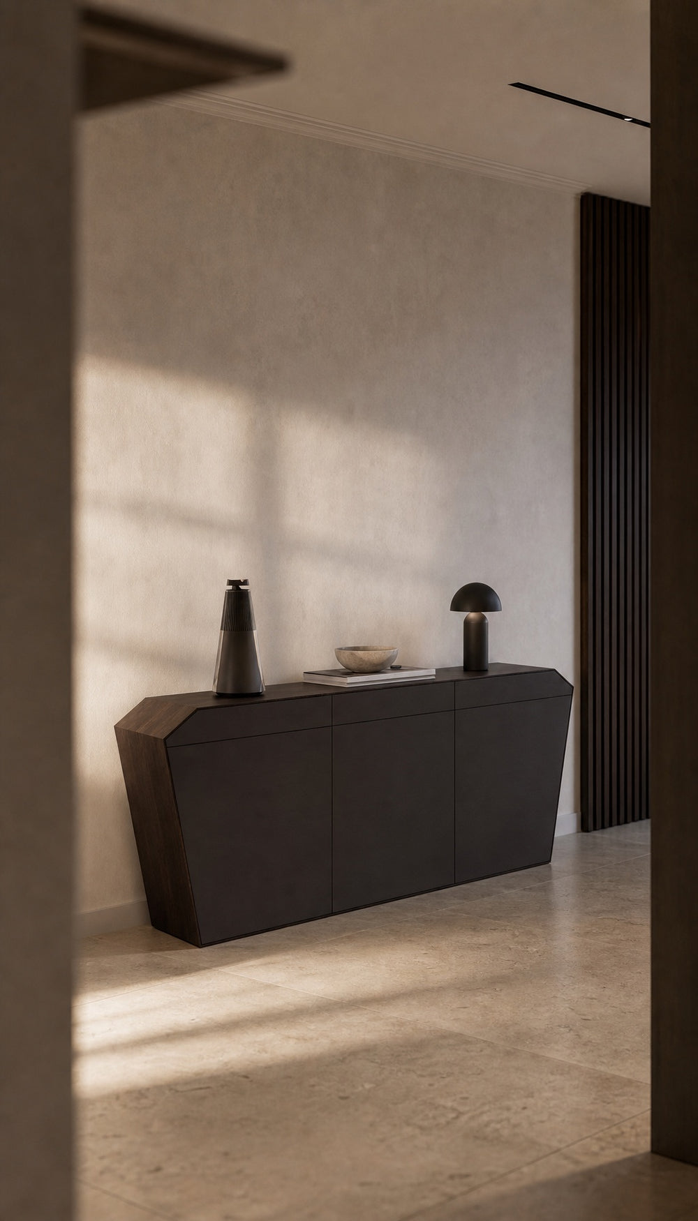 EDELHOLZ StudioPURE Sideboard in Smoked Amber an Kalkputzwand mit Travertinboden, Kontor. KI-generierte Visualisierung