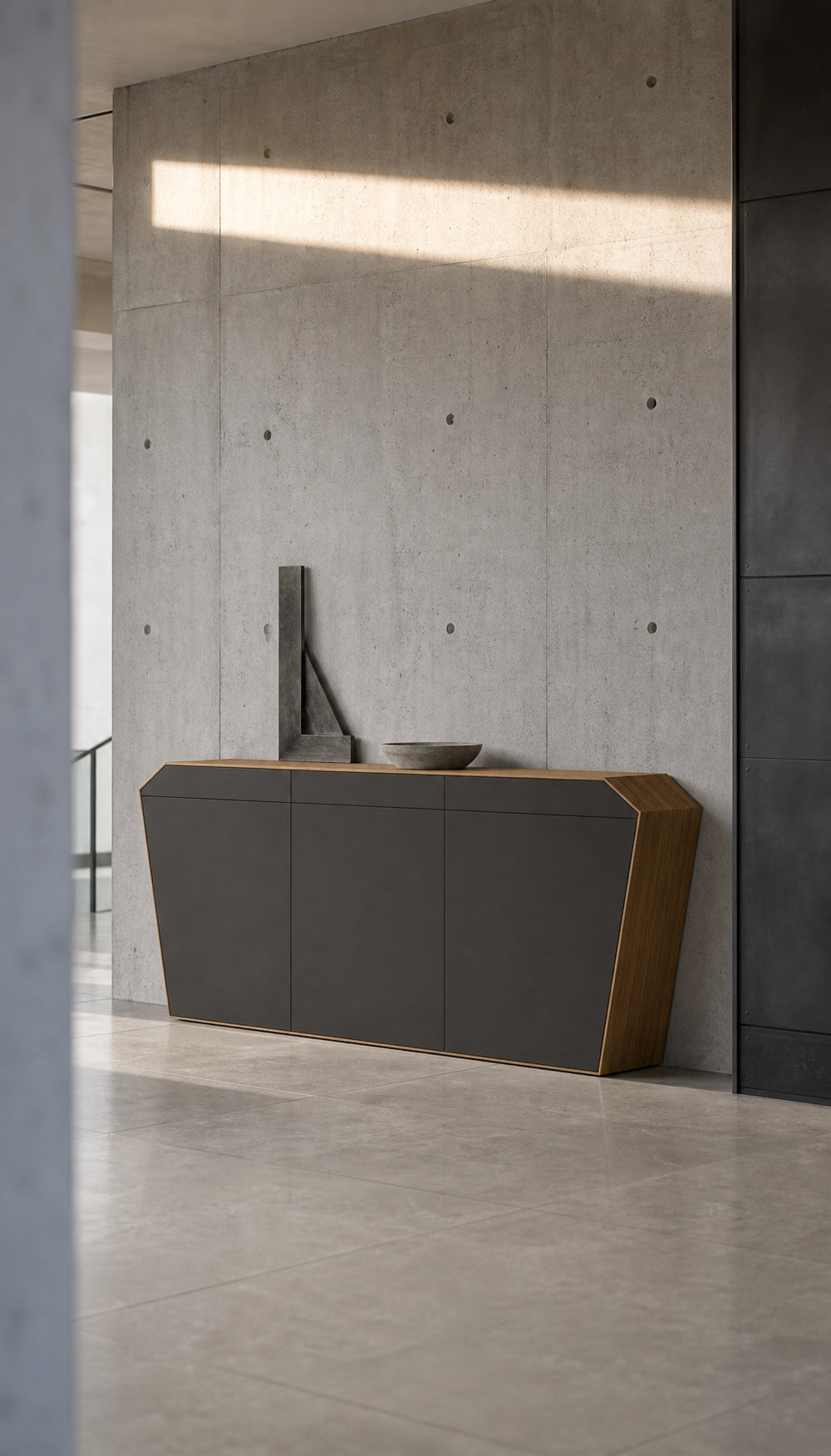 EDELHOLZ StudioPURE Sideboard in Golden Timber vor Sichtbeton mit Lichtstreifen, Neubau-Büro. KI-generierte Visualisierung