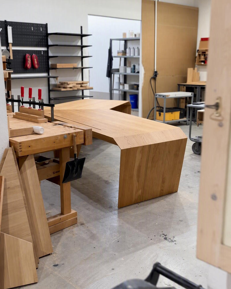 ArcPURE Eckschreibtisch in der Werkstatt