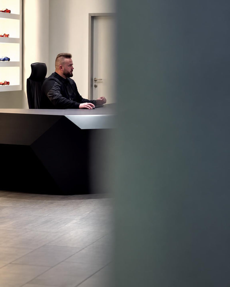 Saphir-Eckschreibtisch im Showroom
