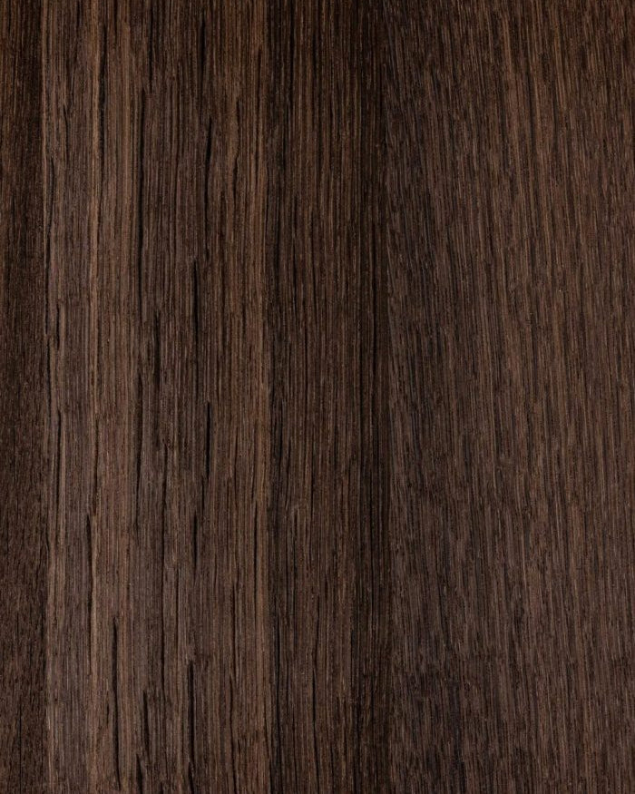 EDELHOLZ Holzmuster Räuchereiche im Detail mit charakteristisch dunkelbrauner Maserung als Sonderfinish für Schreibtische