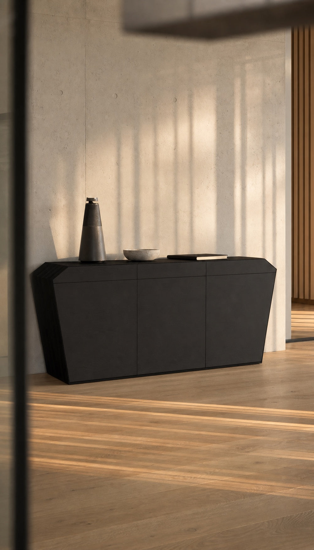 EDELHOLZ StudioPURE Sideboard in Midnight Noir mit Lautsprecher, Eichenparkett und Streiflicht. KI-generierte Visualisierung